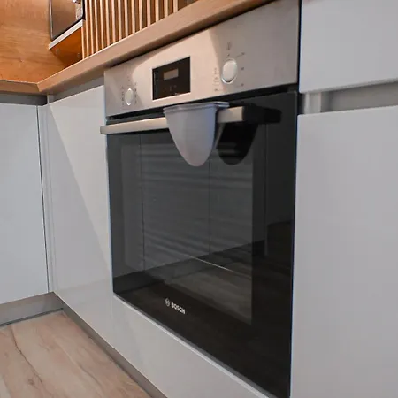 Modern Studio In With Free Parking Apartment